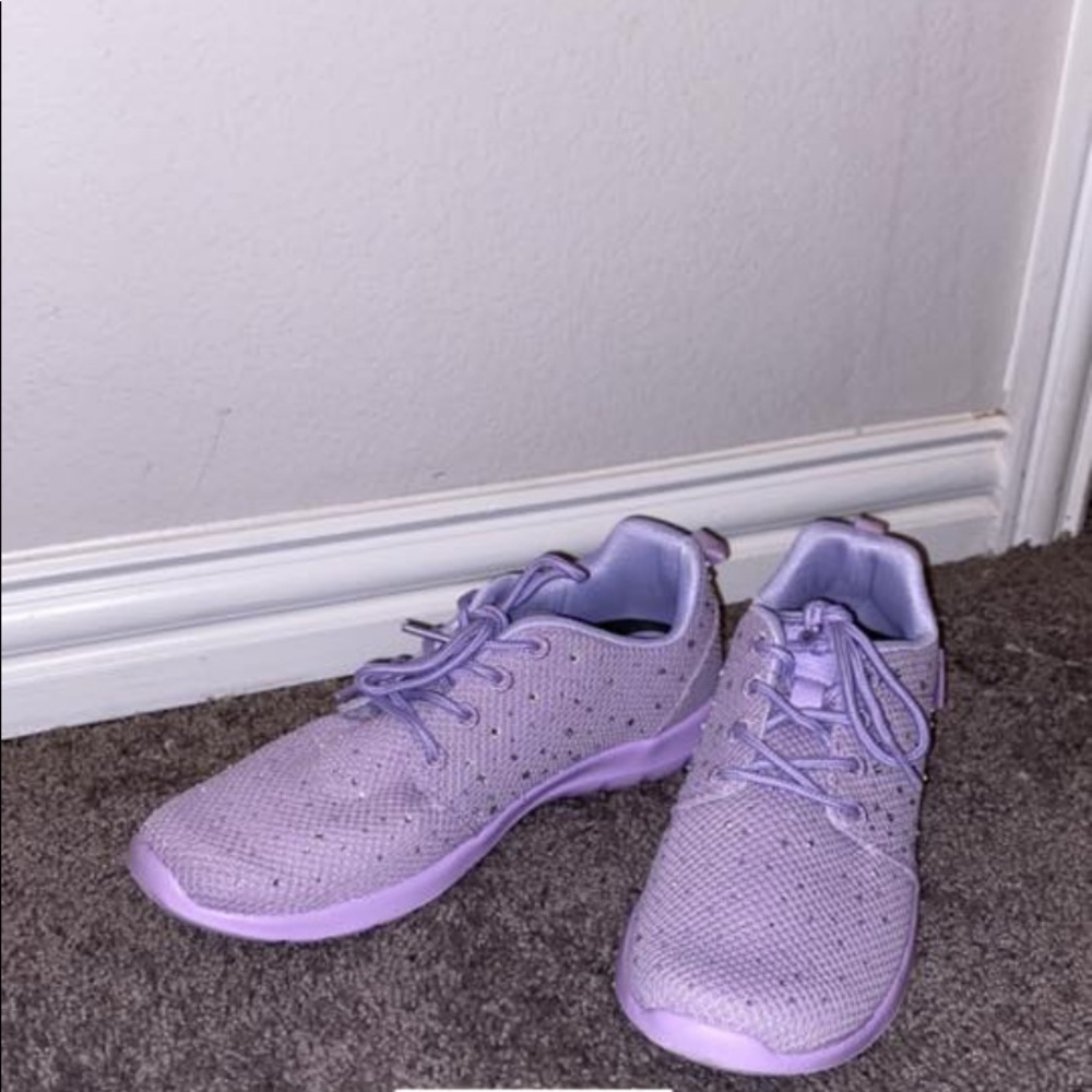 Tennis shoes